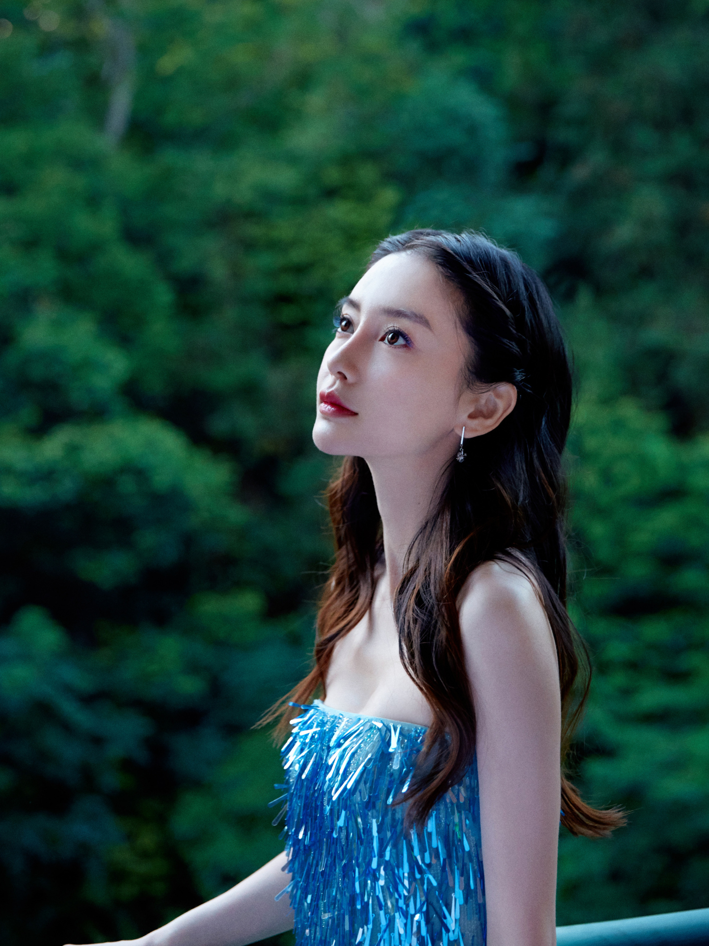 30岁angelababy终于放开了,穿羽毛抹胸纱裙,藏不住的凹凸感!